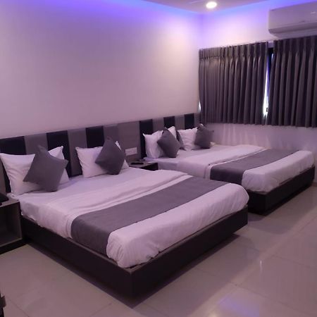 Hotel Selfie Inn Ahmedabad Bagian luar foto