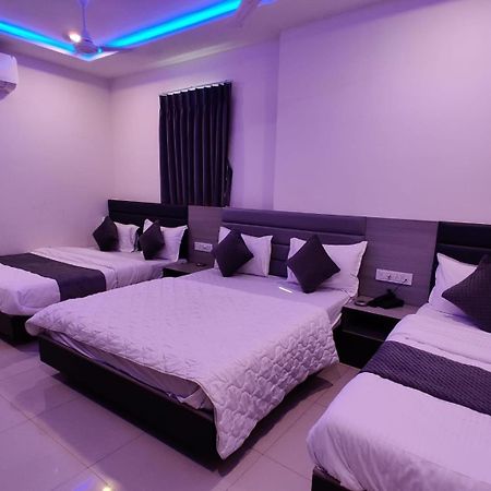 Hotel Selfie Inn Ahmedabad Bagian luar foto