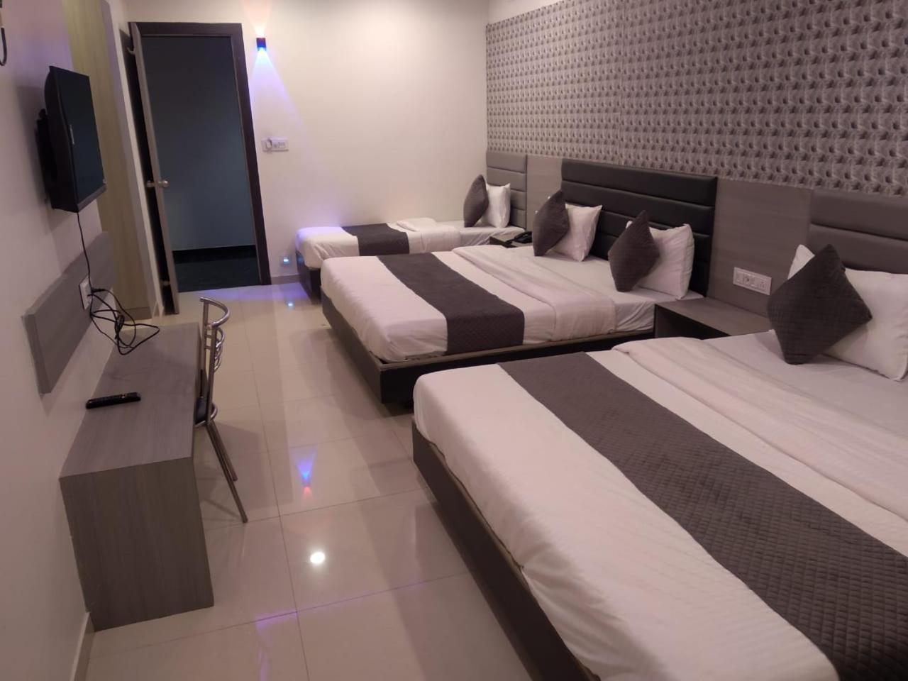 Hotel Selfie Inn Ahmedabad Bagian luar foto