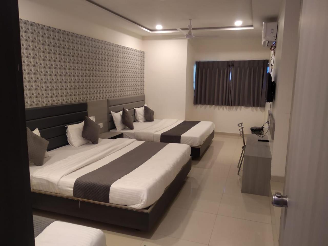 Hotel Selfie Inn Ahmedabad Bagian luar foto