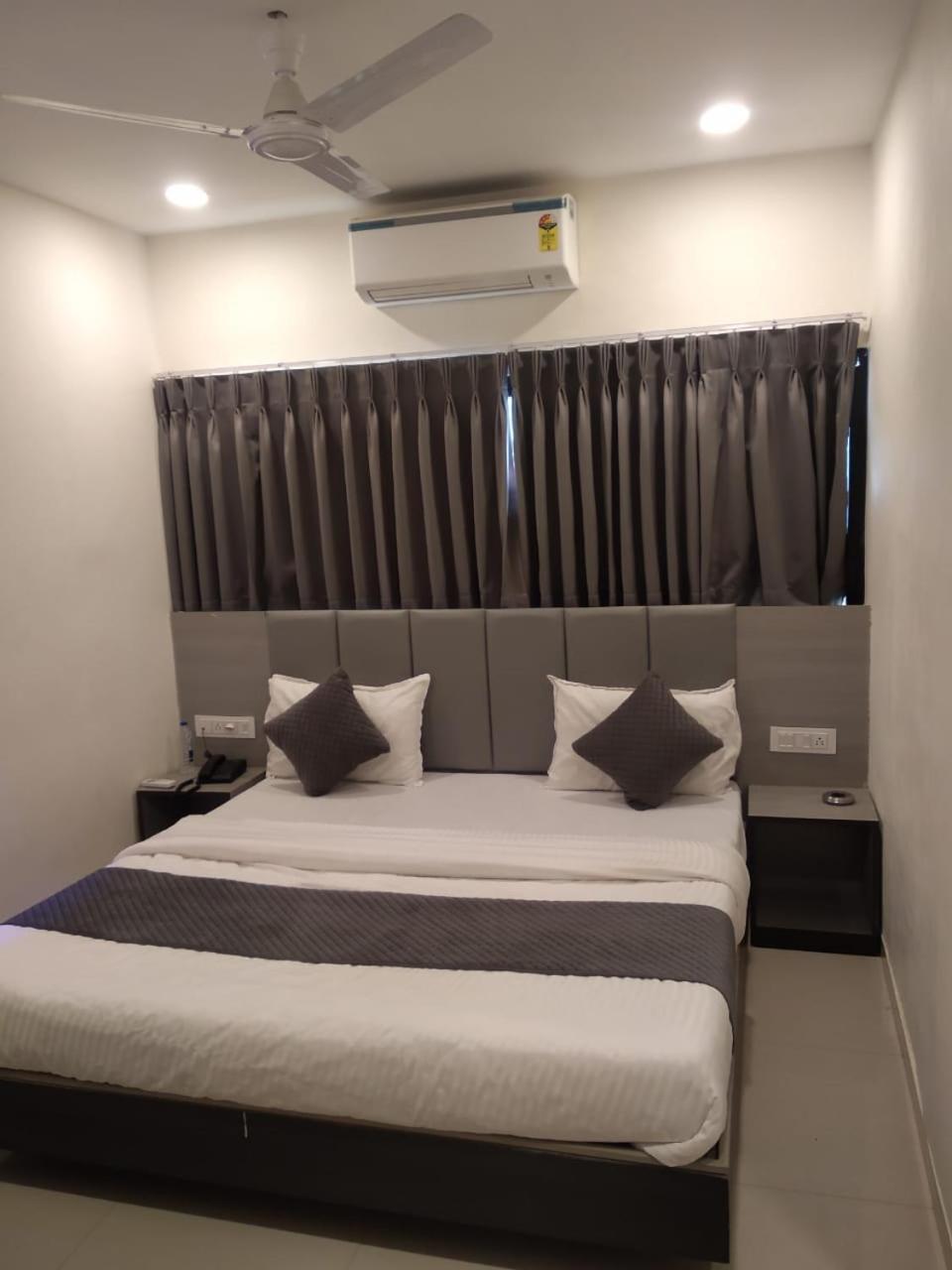 Hotel Selfie Inn Ahmedabad Bagian luar foto