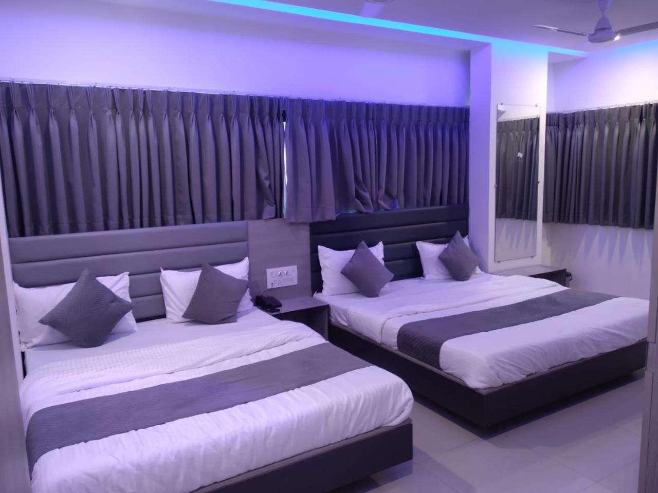 Hotel Selfie Inn Ahmedabad Bagian luar foto