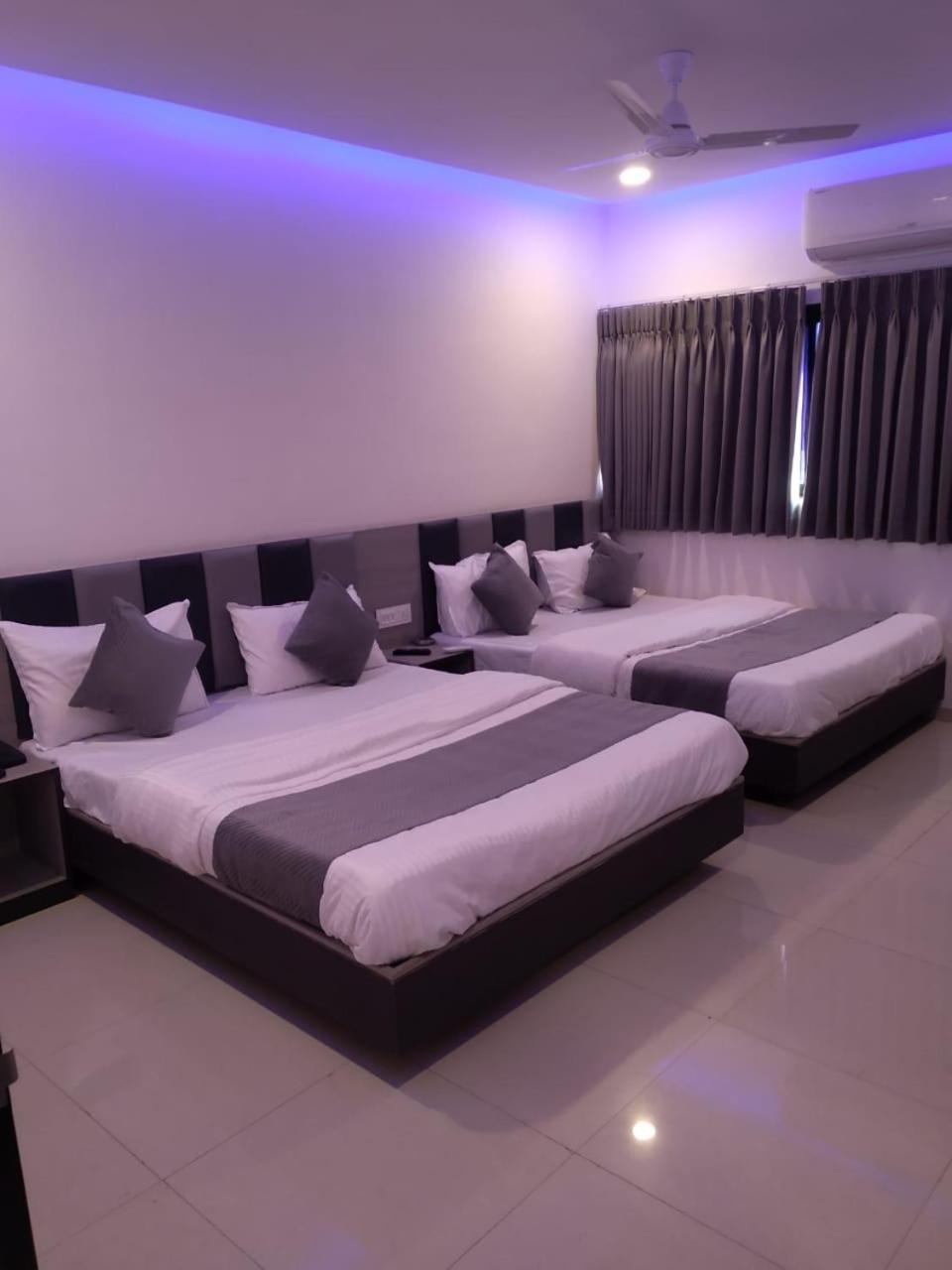 Hotel Selfie Inn Ahmedabad Bagian luar foto