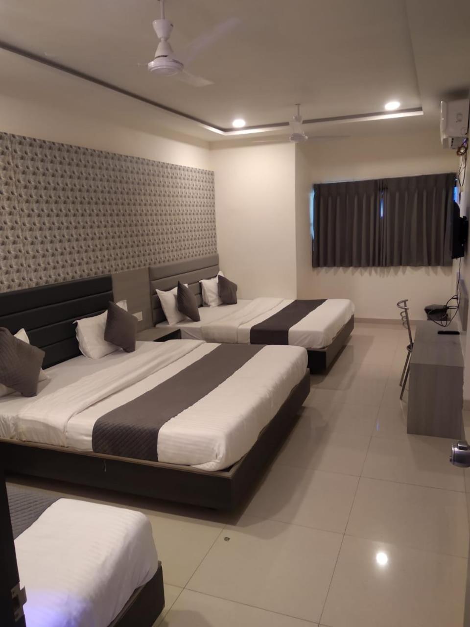 Hotel Selfie Inn Ahmedabad Bagian luar foto