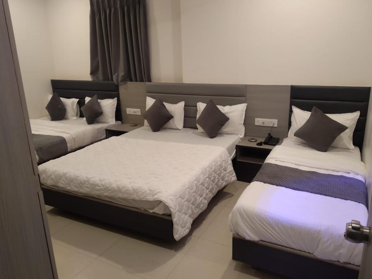 Hotel Selfie Inn Ahmedabad Bagian luar foto