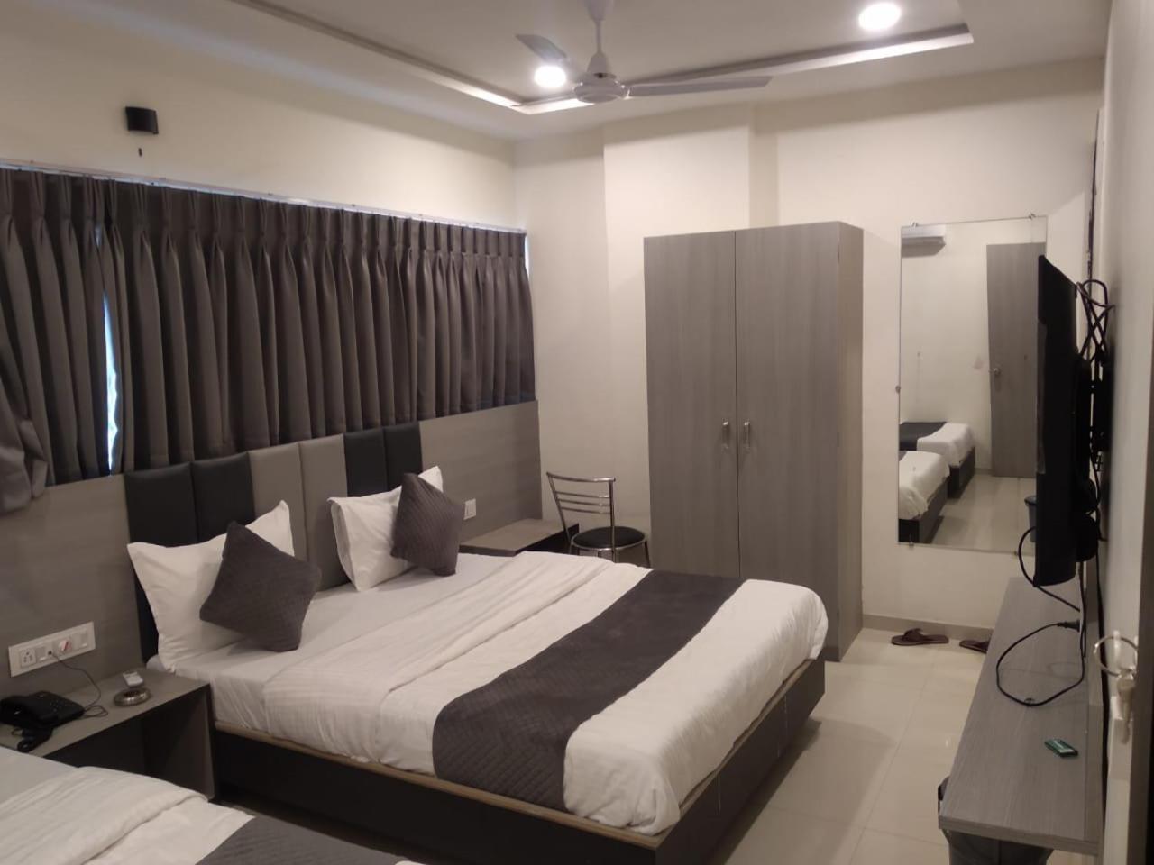 Hotel Selfie Inn Ahmedabad Bagian luar foto