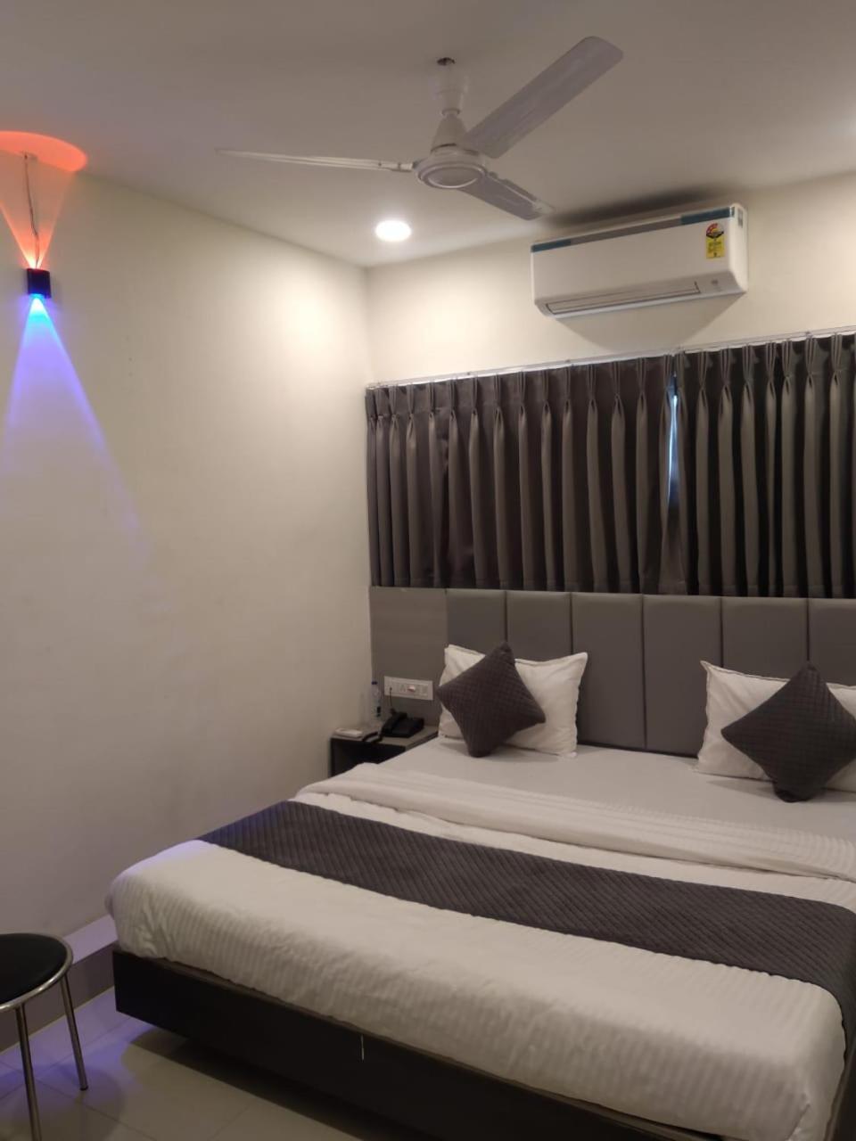 Hotel Selfie Inn Ahmedabad Bagian luar foto