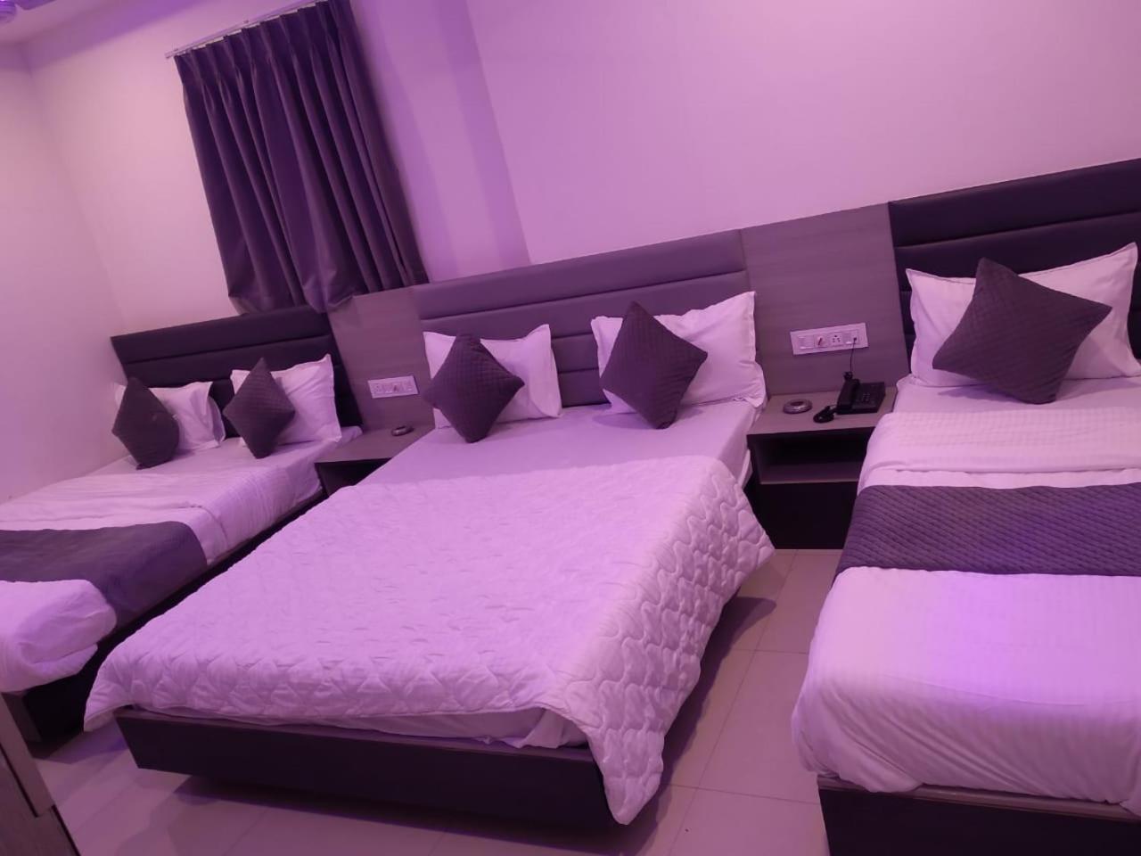 Hotel Selfie Inn Ahmedabad Bagian luar foto