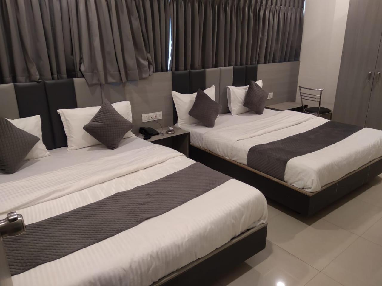 Hotel Selfie Inn Ahmedabad Bagian luar foto