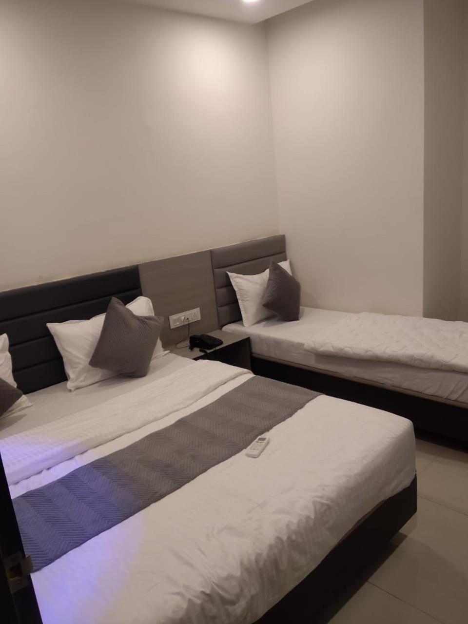 Hotel Selfie Inn Ahmedabad Bagian luar foto