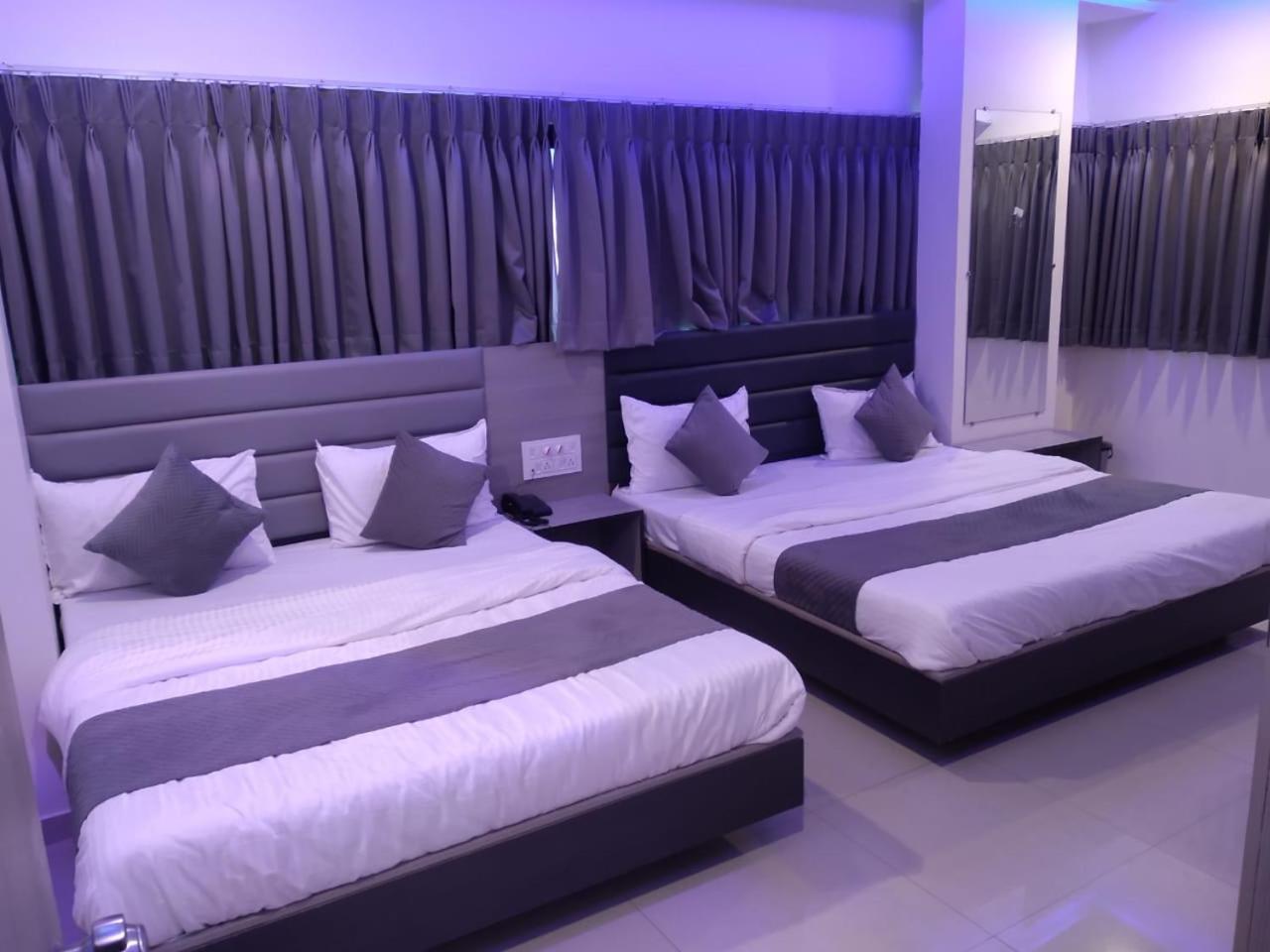 Hotel Selfie Inn Ahmedabad Bagian luar foto