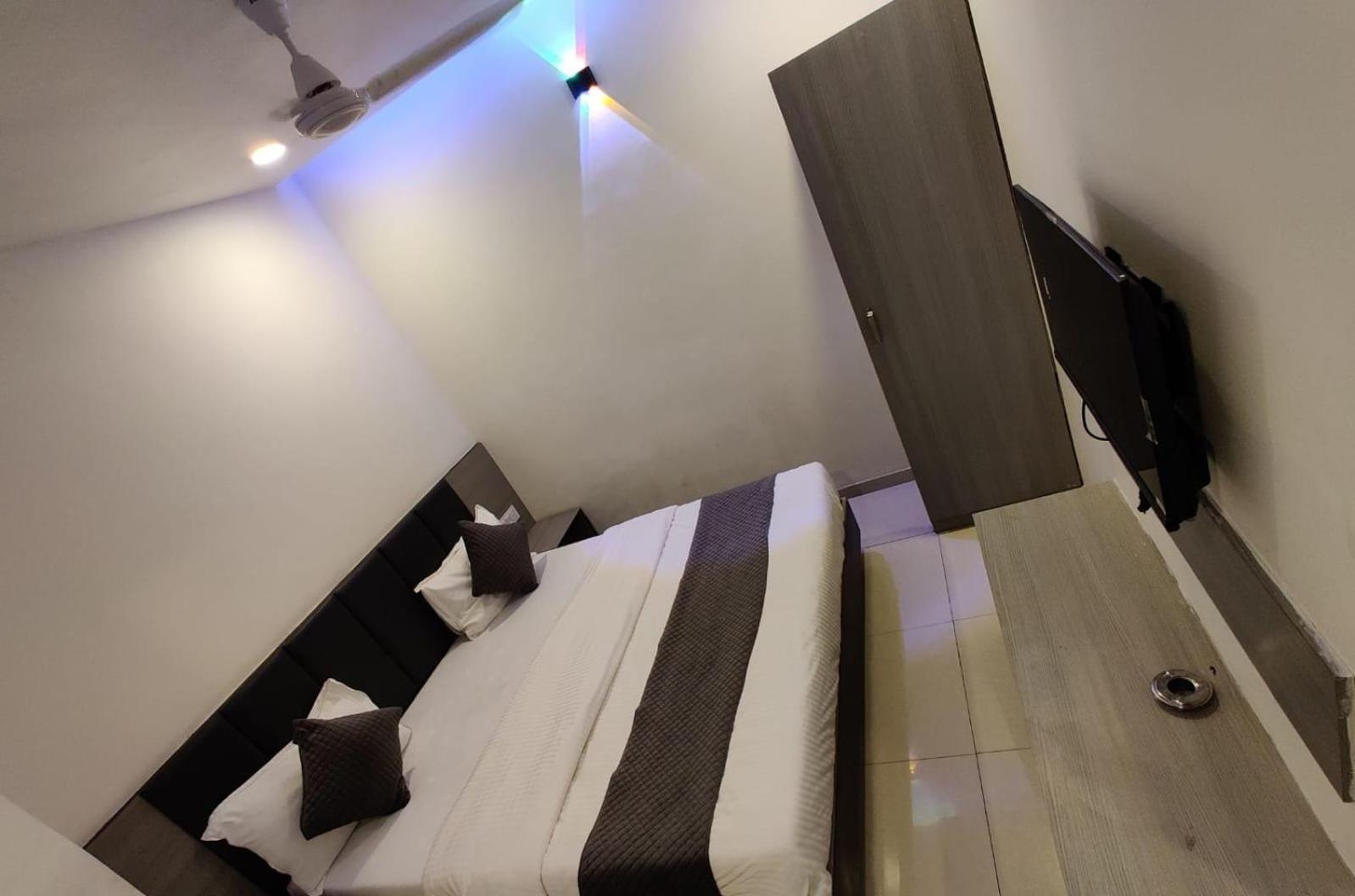 Hotel Selfie Inn Ahmedabad Bagian luar foto