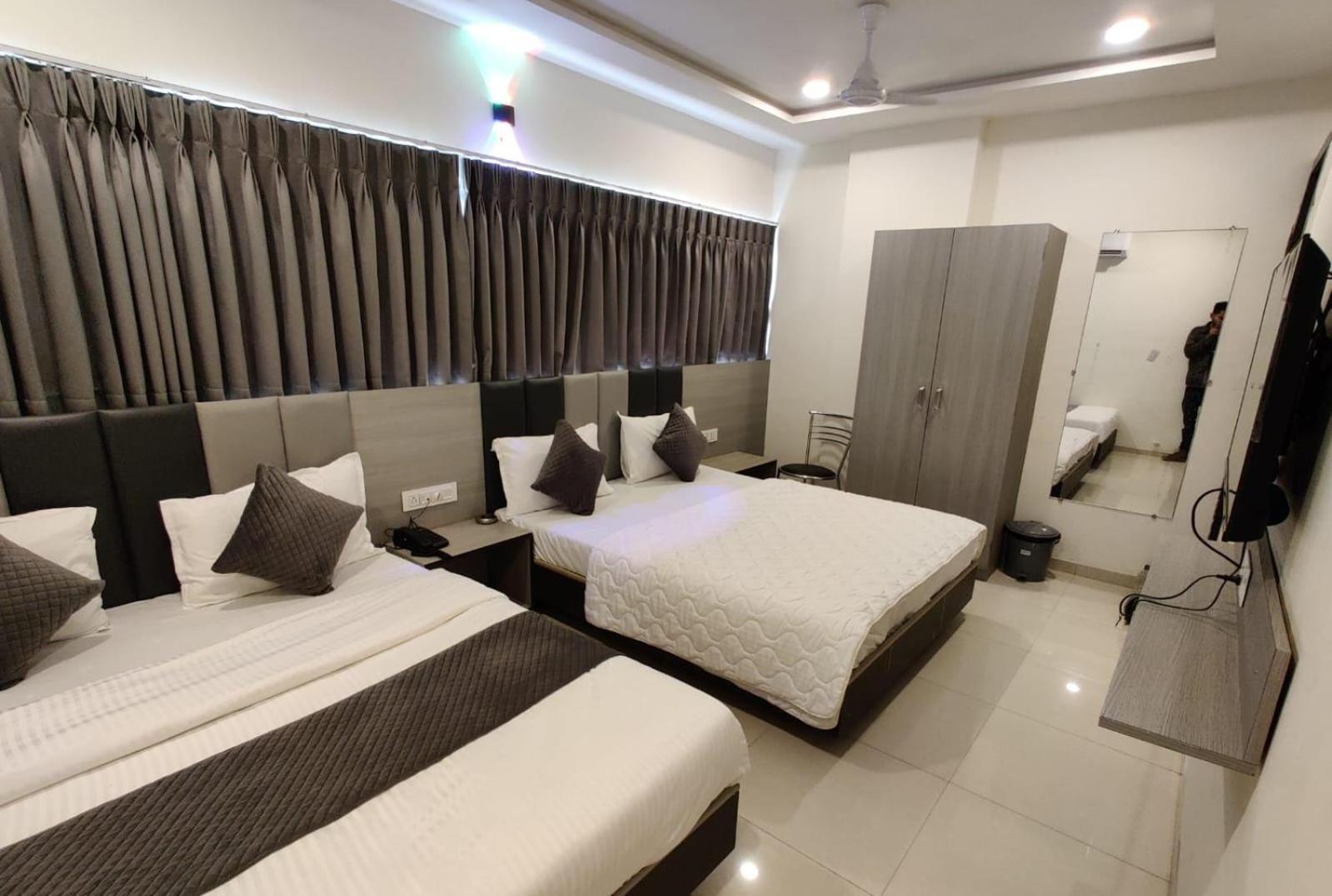 Hotel Selfie Inn Ahmedabad Bagian luar foto