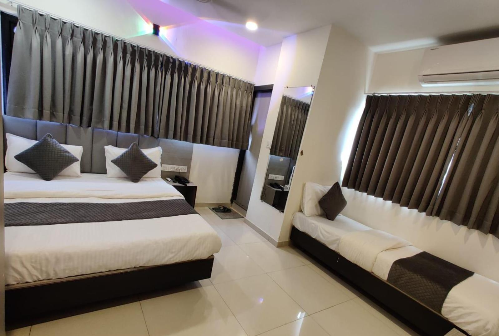 Hotel Selfie Inn Ahmedabad Bagian luar foto
