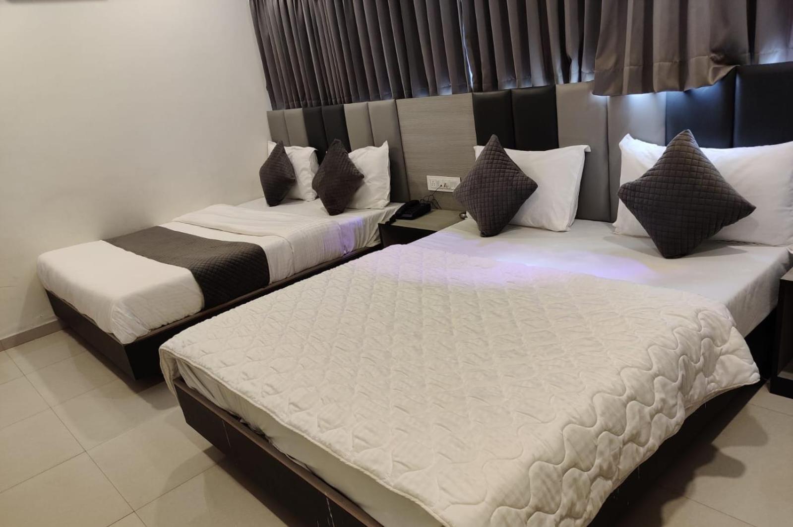 Hotel Selfie Inn Ahmedabad Bagian luar foto