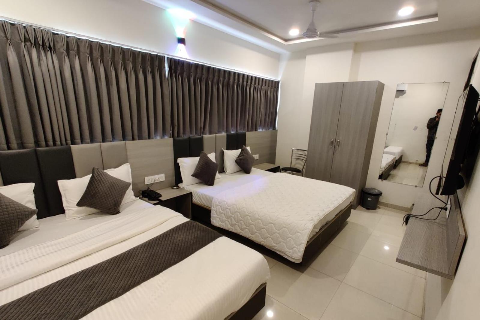 Hotel Selfie Inn Ahmedabad Bagian luar foto