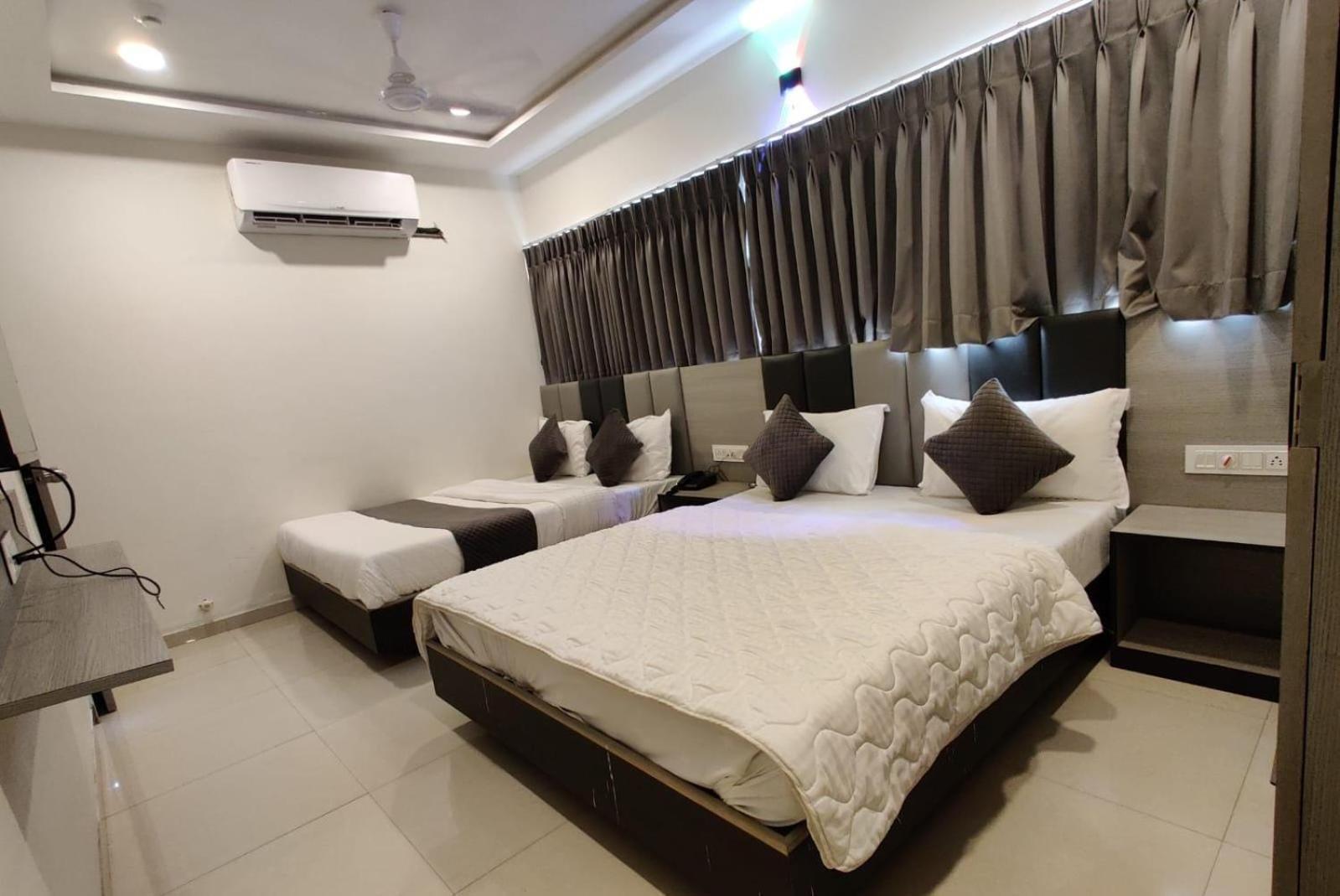 Hotel Selfie Inn Ahmedabad Bagian luar foto