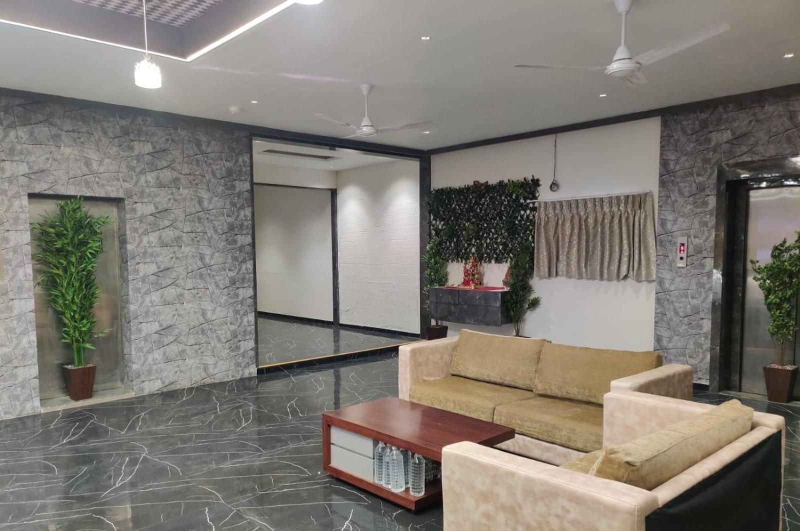 Hotel Selfie Inn Ahmedabad Bagian luar foto