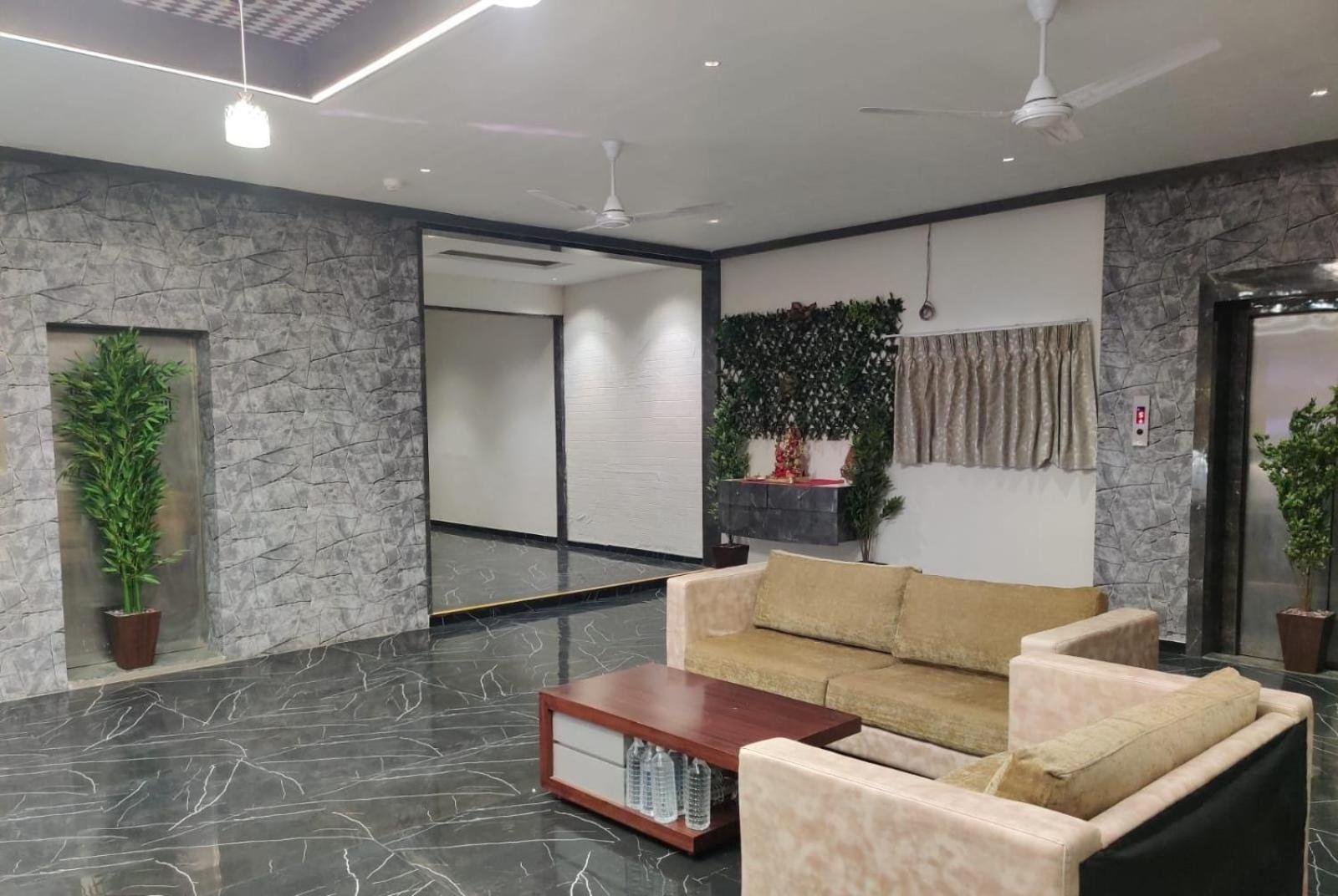 Hotel Selfie Inn Ahmedabad Bagian luar foto