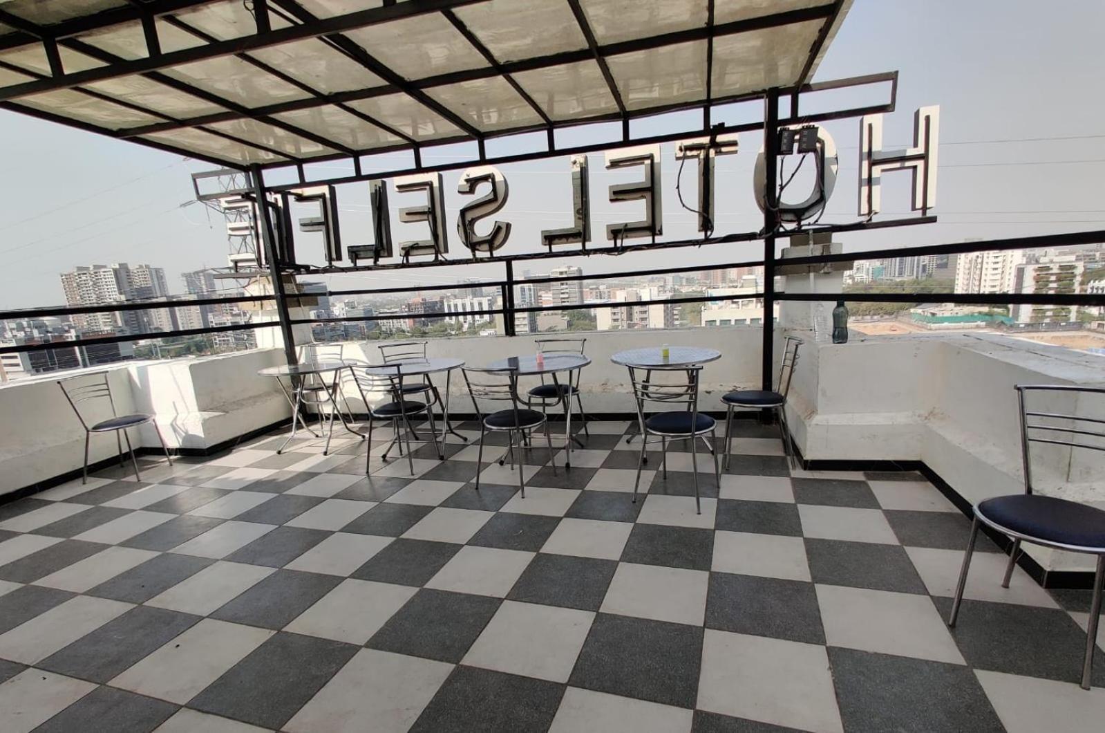 Hotel Selfie Inn Ahmedabad Bagian luar foto