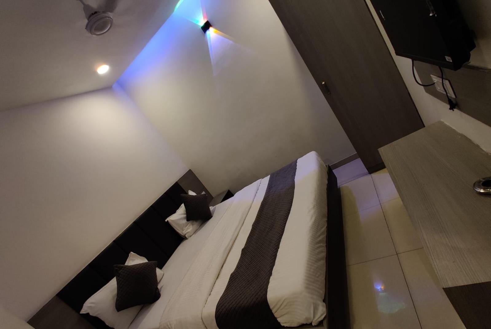 Hotel Selfie Inn Ahmedabad Bagian luar foto